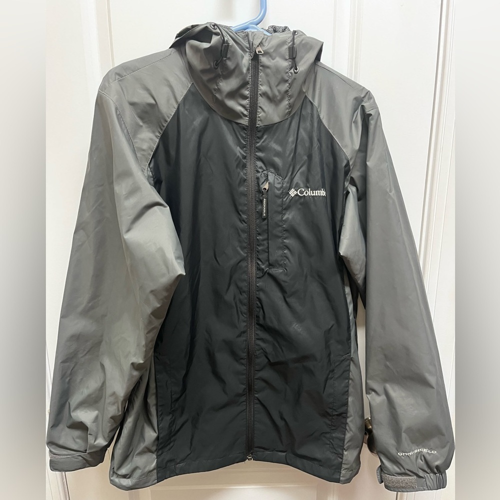 Columbia Men’s omni shade, rain, wind full zip packable jacket black/gray small